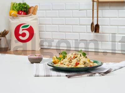 Kuskusas su vaivorykštinėmis paprikomis pagrindine nuotrauka