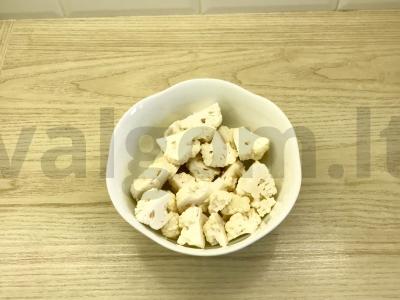 Žiediniai kopūstai, kepti su džiūvėsėliais Žingsnis 1