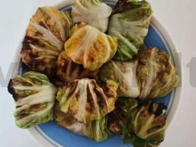 Skanus keptas įdarytas kopūstas su krevetėmis, žemės riešutais ir sūriu pagrindine nuotrauka