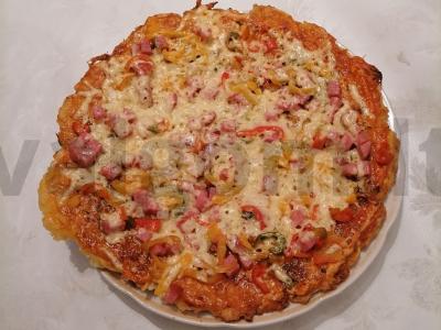 Daržovių pica su dešra ir sūriu pagrindine nuotrauka