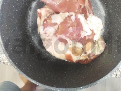 Bulvės su mėsa ir žaliaisiais žirneliais Žingsnis 1