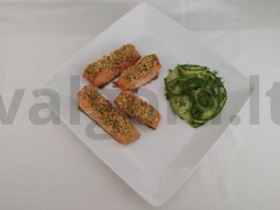 Kepta lašiša su graikiniais riešutais pagrindine nuotrauka