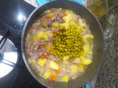Bulvės su mėsa ir žaliaisiais žirneliais pagrindine nuotrauka