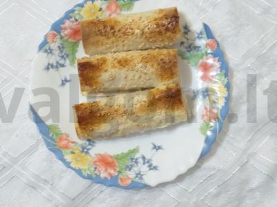 Pita vamzdeliai su varške ir bananais pagrindine nuotrauka