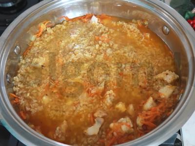 Trapus bulguras su vištiena, morkomis ir svogūnais Žingsnis 4