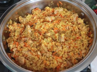 Trapus bulguras su vištiena, morkomis ir svogūnais pagrindine nuotrauka