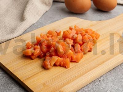 Kiaušiniai, įdaryti lašiša ir krabų lazdelėmis Žingsnis 1