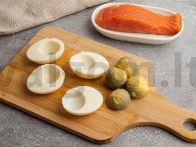 Kiaušiniai, įdaryti lašiša ir krabų lazdelėmis Žingsnis 2