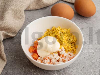 Kiaušiniai, įdaryti lašiša ir krabų lazdelėmis Žingsnis 3