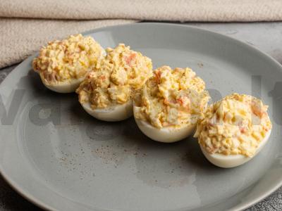 Kiaušiniai, įdaryti lašiša ir krabų lazdelėmis Žingsnis 4