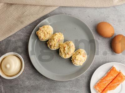 Kiaušiniai, įdaryti lašiša ir krabų lazdelėmis pagrindine nuotrauka