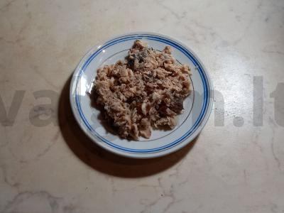 Bagetė, kepta su kiaušiniais, konservuota rausvąja lašiša ir sūriu Žingsnis 1