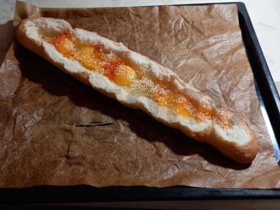 Bagetė, kepta su kiaušiniais, konservuota rausvąja lašiša ir sūriu Žingsnis 5