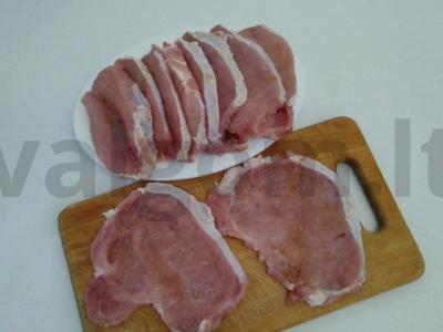 Mėsos suktinukai su marinuotais agurkais ir graikiniais riešutais Žingsnis 1