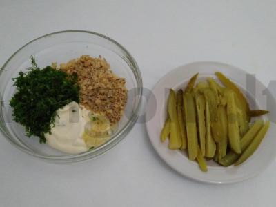 Mėsos suktinukai su marinuotais agurkais ir graikiniais riešutais Žingsnis 2