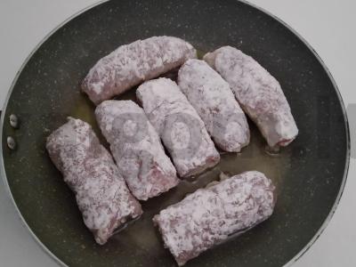 Mėsos suktinukai su marinuotais agurkais ir graikiniais riešutais Žingsnis 3