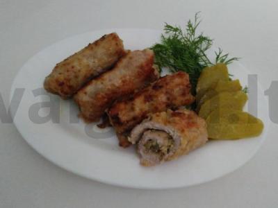 Mėsos suktinukai su marinuotais agurkais ir graikiniais riešutais pagrindine nuotrauka