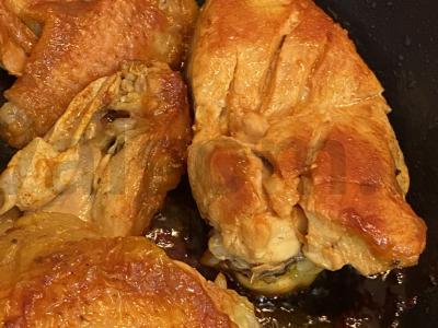 Raudonai apkepta vištiena pagrindine nuotrauka