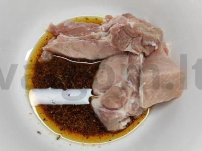 Aromatinga kepta kiauliena su bazilikais Žingsnis 1