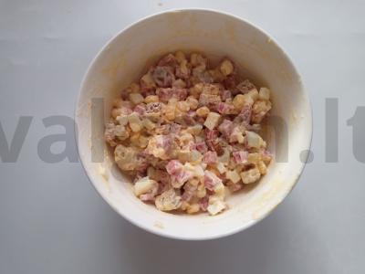 Salotos su džiūvėsėliais, konservuotais kukurūzais ir cervalata pagrindine nuotrauka