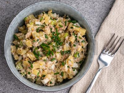 Bulvių salotos su rūkyta skumbre pagrindine nuotrauka