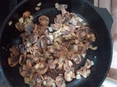 Padažas iš vištienos su pomidorais, sūriu ir grybais Žingsnis 3
