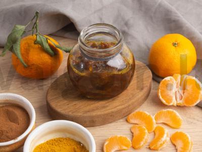 Mandarinų uogienė su cinamonu ir ciberžole pagrindine nuotrauka