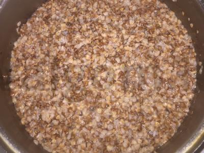 Grikiai su vištienos kojomis ir sparnais Žingsnis 1