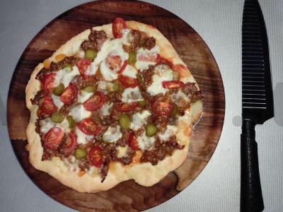 Karšta ir traški pica iš plonos tešlos pagrindine nuotrauka