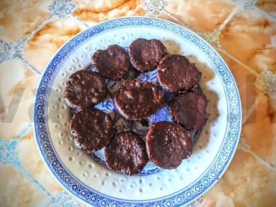 Šokoladiniai keksiukai su vaniliniu cukrumi pagrindine nuotrauka