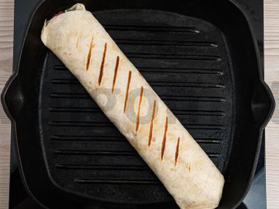 Karštas šuo pitoje ant grilio keptuvės Žingsnis 5