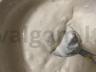 Česnakų padažas pagrindine nuotrauka