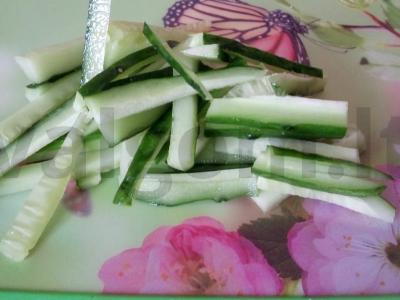 Agurkų, vištienos ir apelsinų salotos Žingsnis 2