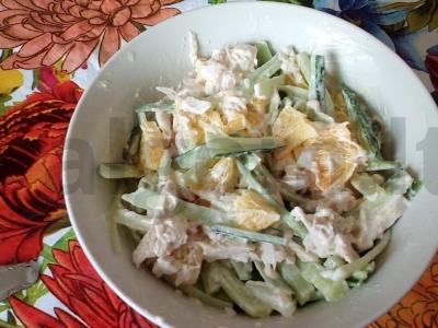 Agurkų, vištienos ir apelsinų salotos pagrindine nuotrauka