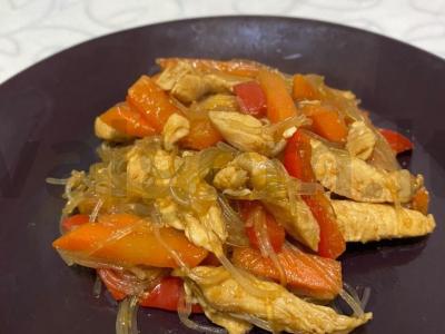 Funchoza su vištiena ir daržovėmis dviejuose padažuose pagrindine nuotrauka