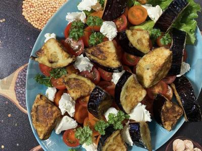 Salotos su traškiais baklažanais pagrindine nuotrauka