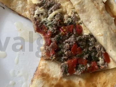 Skanūs pusryčiai pitos duonoje pagrindine nuotrauka