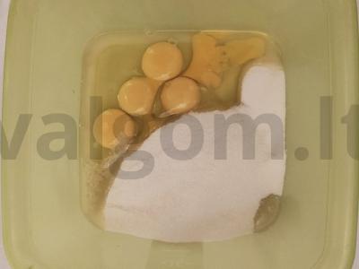 Pyragas su braškėmis ant kefyro Žingsnis 1