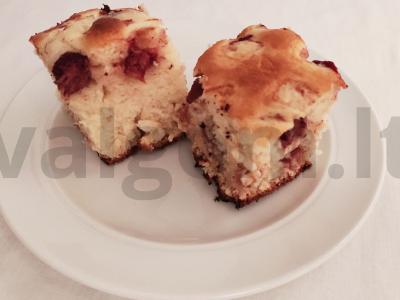 Pyragas su braškėmis ant kefyro pagrindine nuotrauka