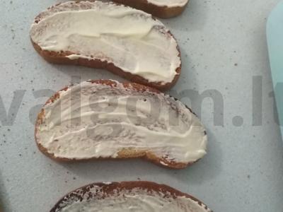 Sumuštiniai su šprotais ir majonezu ant skrudintos duonos Žingsnis 2