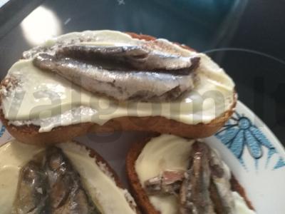 Sumuštiniai su šprotais ir majonezu ant skrudintos duonos Žingsnis 3