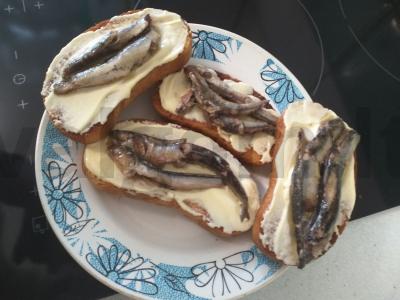 Sumuštiniai su šprotais ir majonezu ant skrudintos duonos pagrindine nuotrauka