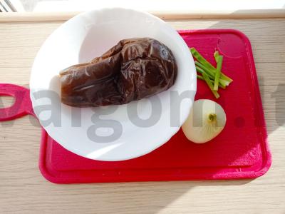 Greitas baklažanų su marinuotais svogūnais užkandis Žingsnis 1