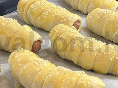 Dešrelės mielinėje tešloje su sezamo sėklomis Žingsnis 5