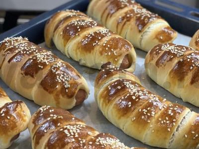 Dešrelės mielinėje tešloje su sezamo sėklomis pagrindine nuotrauka