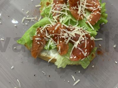 Brusketos su raudona žuvimi pagrindine nuotrauka