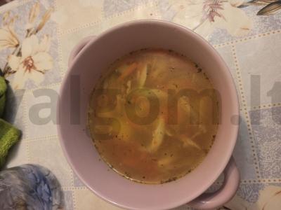 Vištienos vermišelių sriuba pietums pagrindine nuotrauka