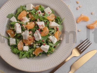 Salotos su mandarinais, kedro riešutais ir feta pagrindine nuotrauka