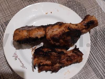 Skanus vištienos kebabas ant grotelių pagrindine nuotrauka