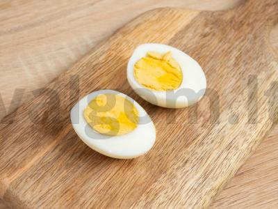 Kiaušiniai, įdaryti raudonaisiais ikrais ir graikiniais riešutais Žingsnis 1